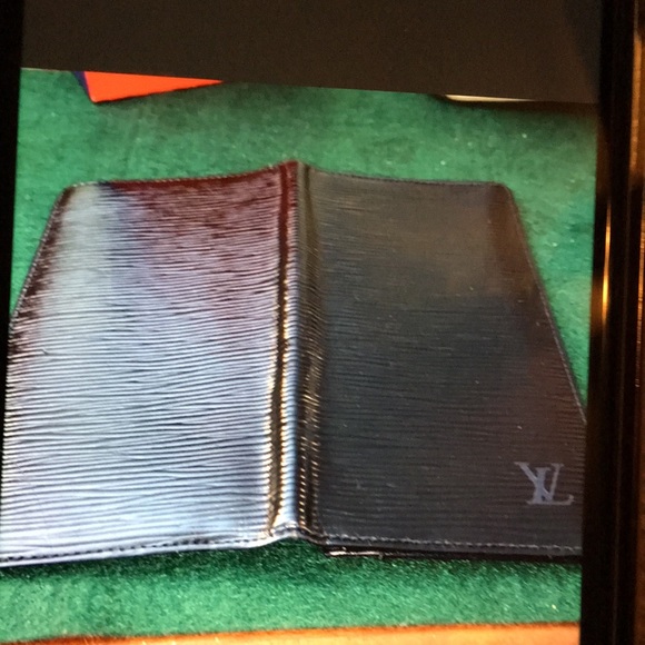 Long Bifold Louis Vuitton Wallet - Picture 2 of 5